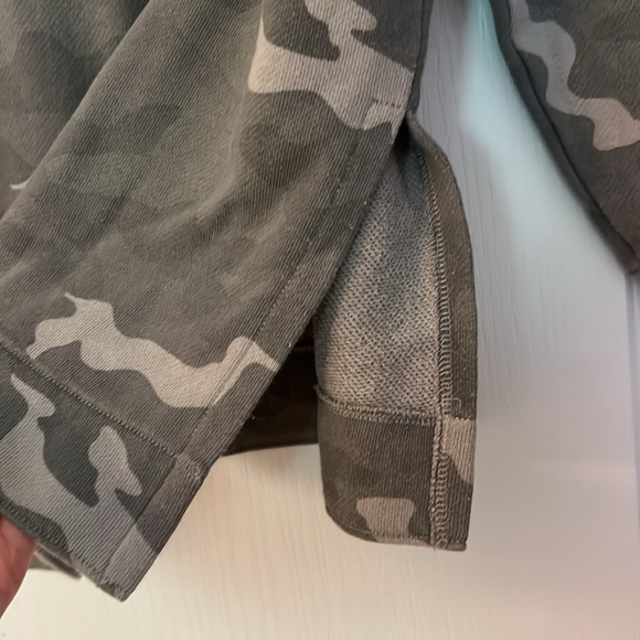 American Eagle camo sweatshirt - Picture 3 of 5